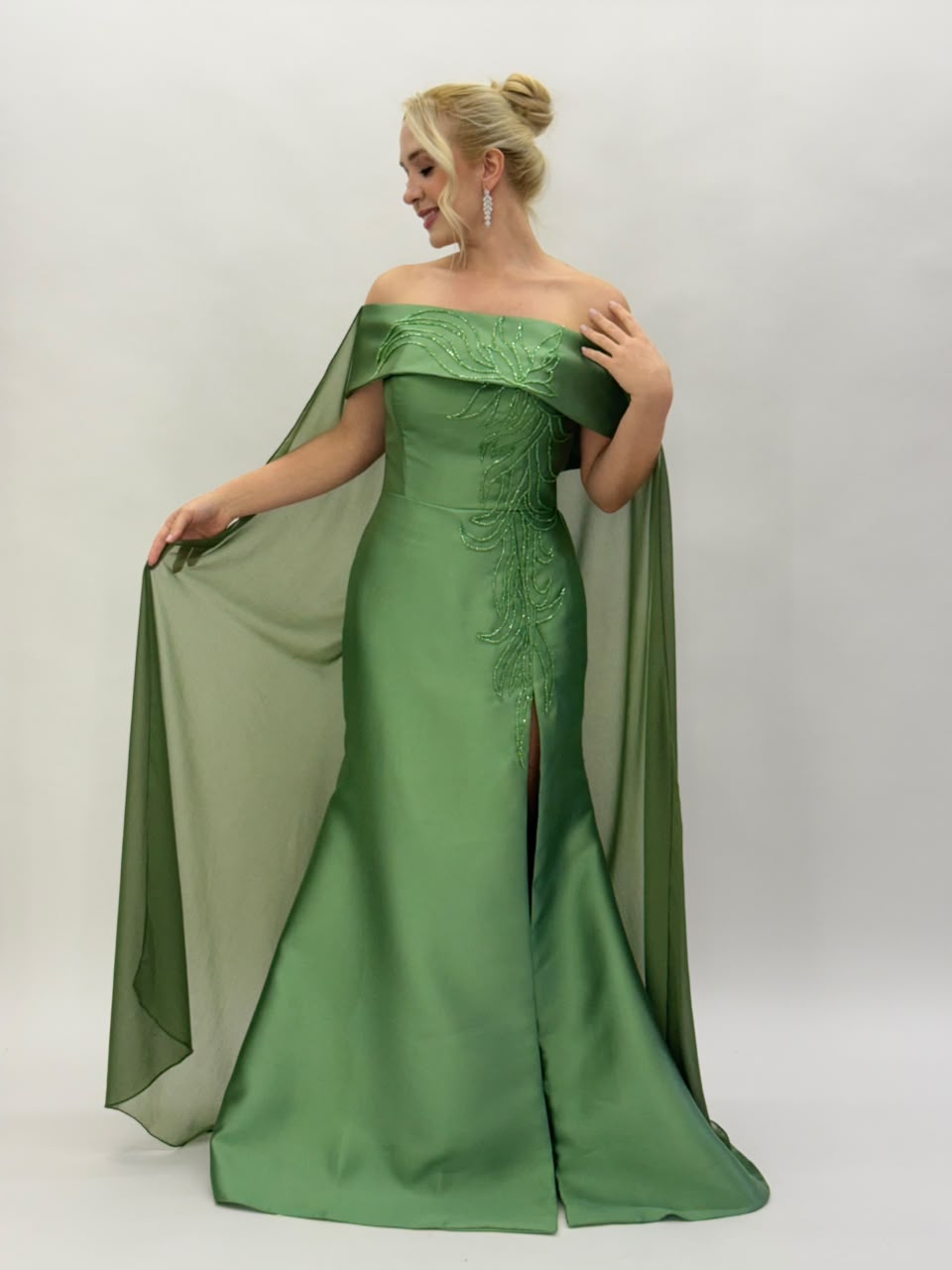Vestido de Festa modelo ombro a ombro com capa em zibeline bordado - COD 6004