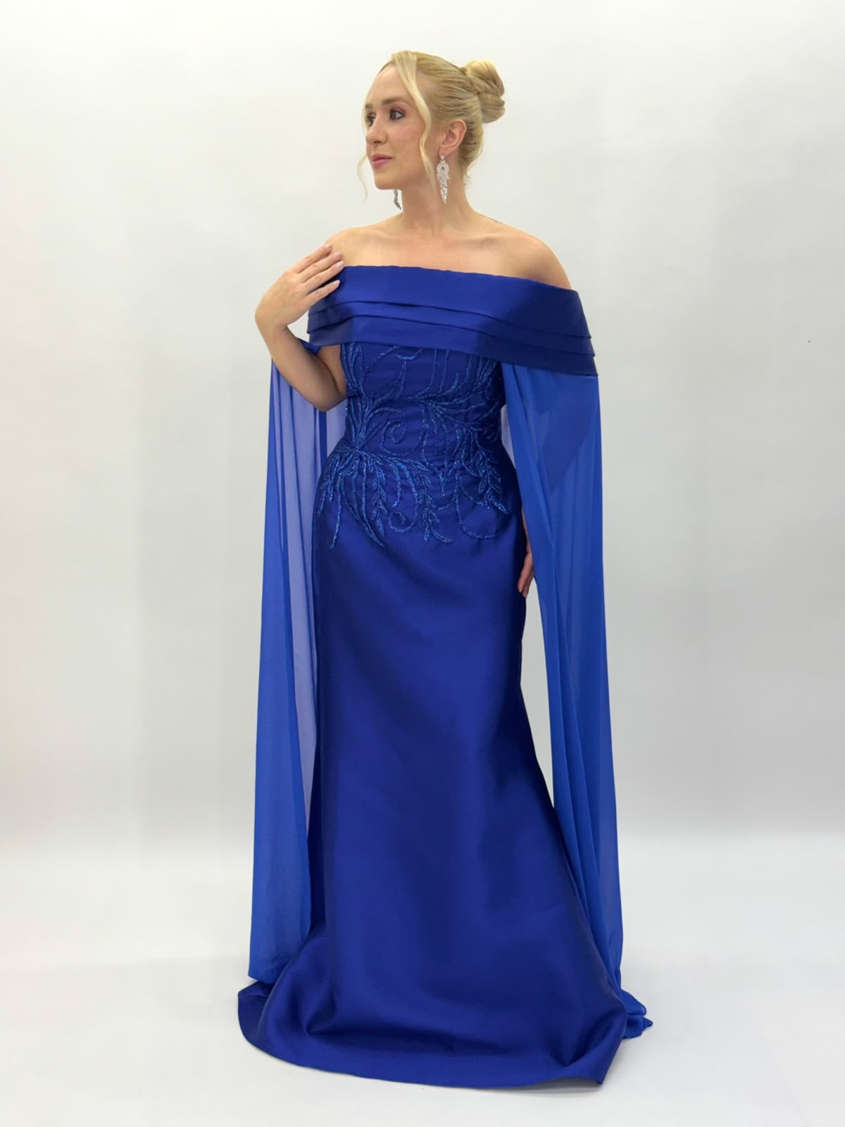 Vestido de Festa modelo ombro a ombro em zibeline bordado com capa - 6001