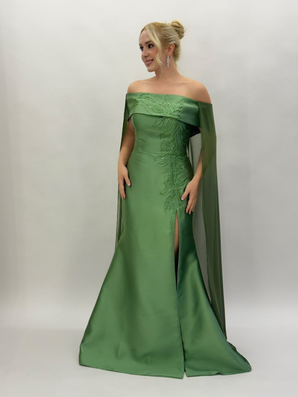 Vestido de Festa modelo ombro a ombro com capa em zibeline bordado - COD 6004