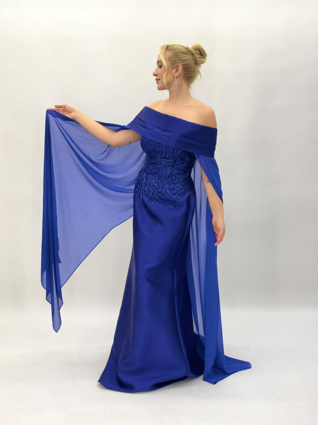 Vestido de Festa modelo ombro a ombro em zibeline bordado com capa - 6001