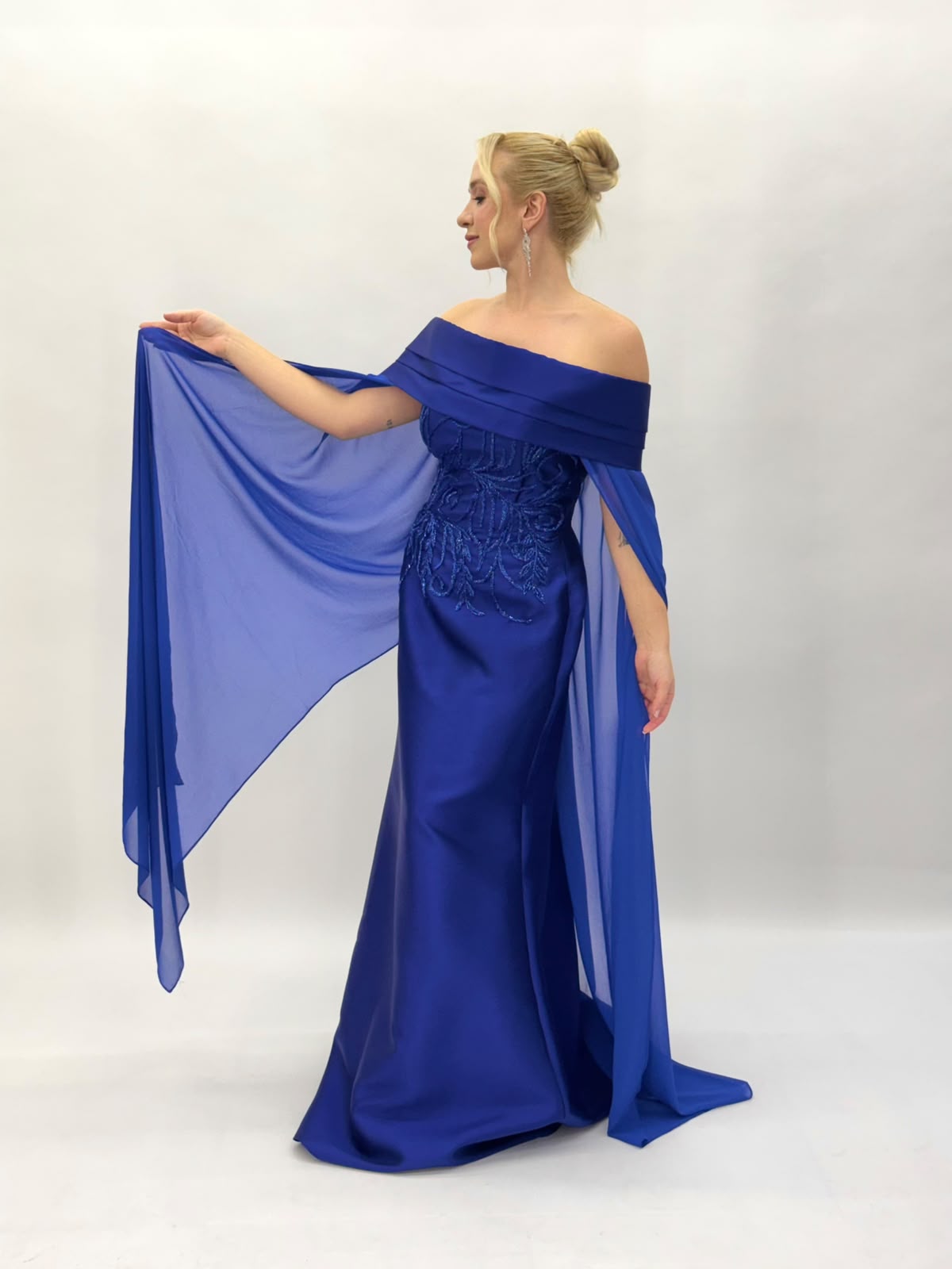 Vestido de Festa modelo ombro a ombro em zibeline bordado com capa - 6001