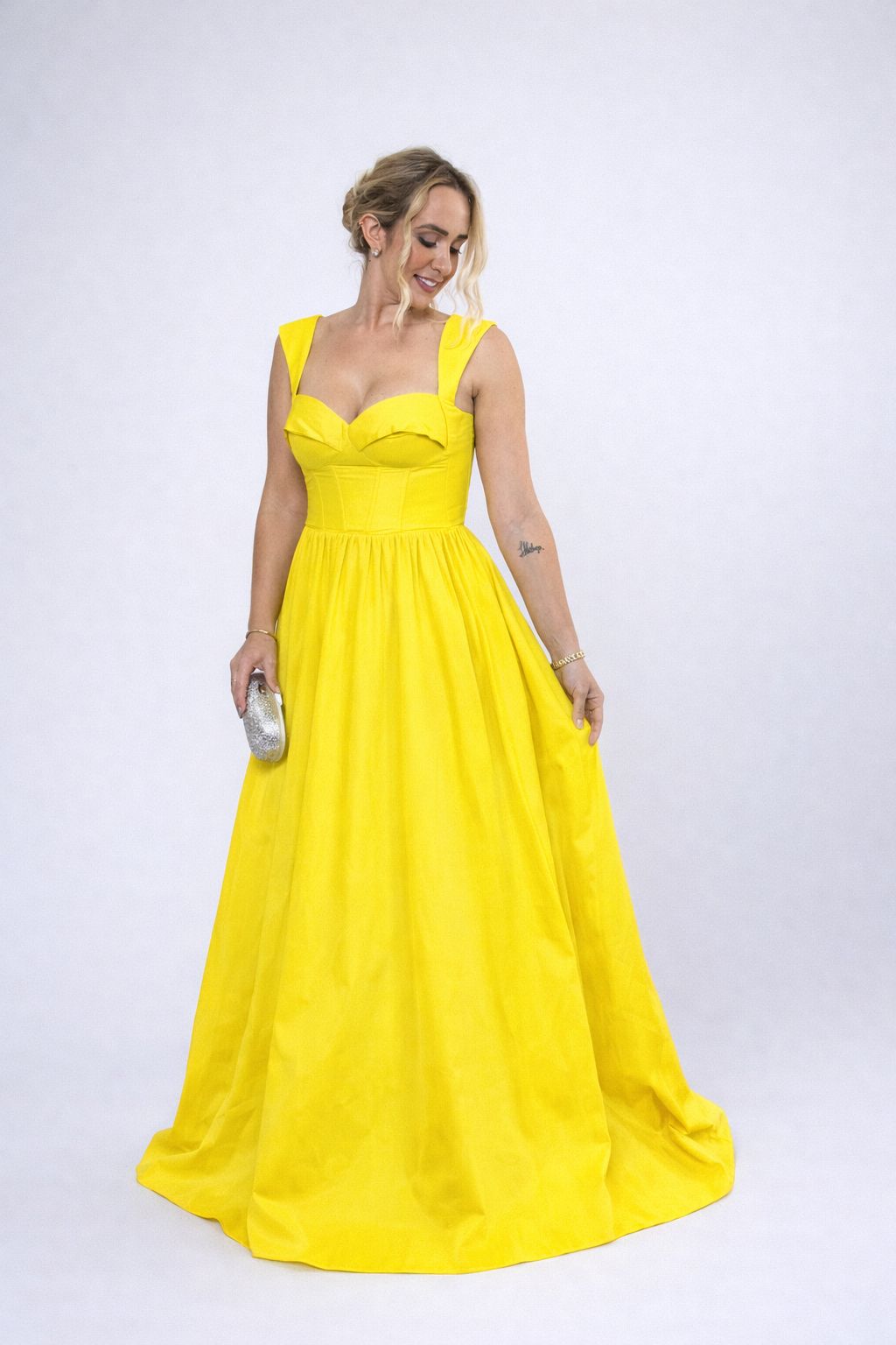 Vestido de festa com alças e decote princesa em tafetá - COD 1004