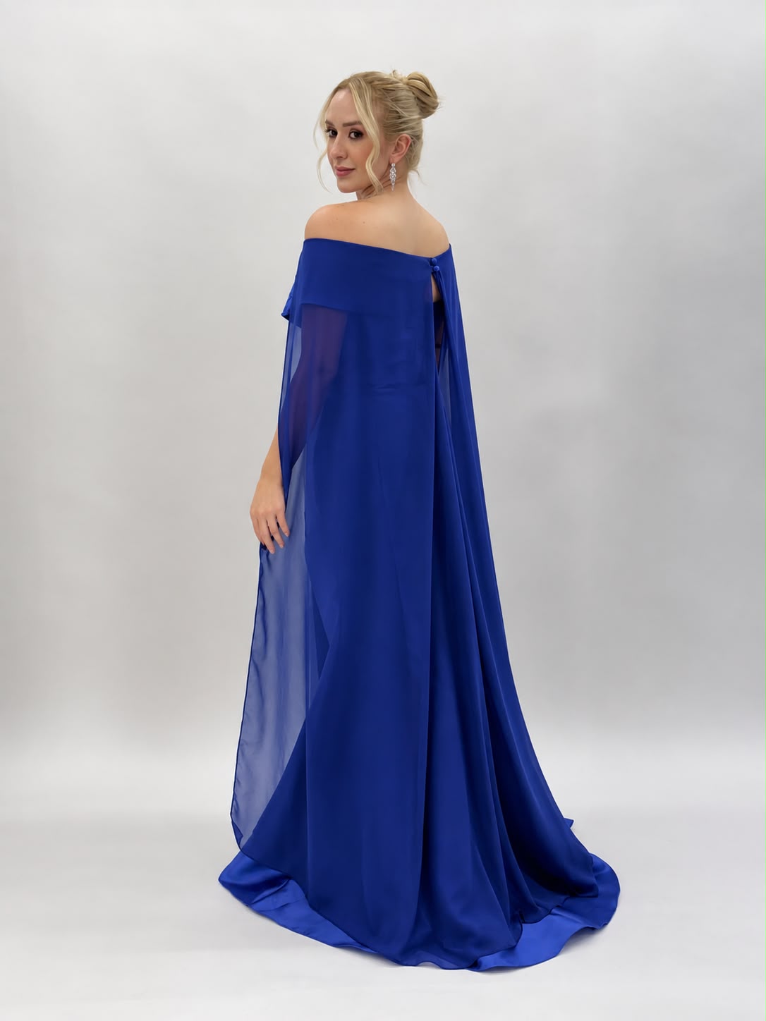 Vestido de Festa modelo ombro a ombro em zibeline bordado com capa - 6001