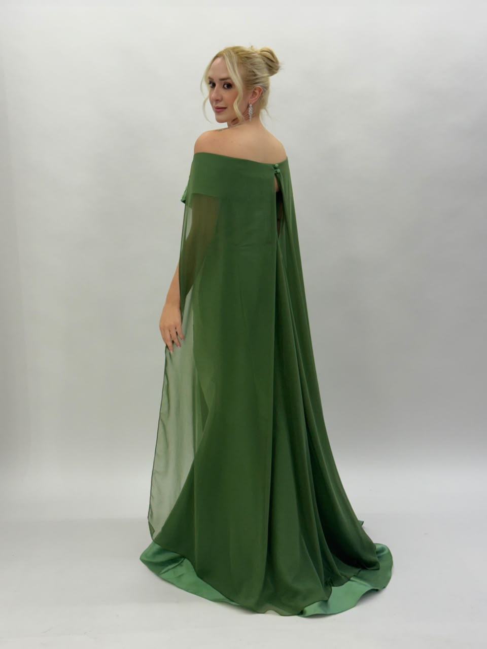 Vestido de Festa modelo ombro a ombro com capa em zibeline bordado - COD 6004