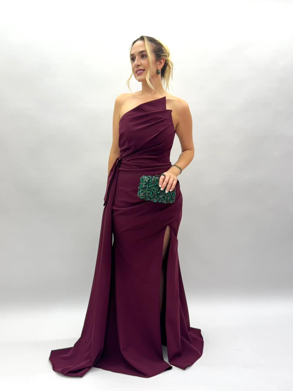 Vestido de festa em crepe tomara que caia com pontas assimetricas e fenda - COD 1010