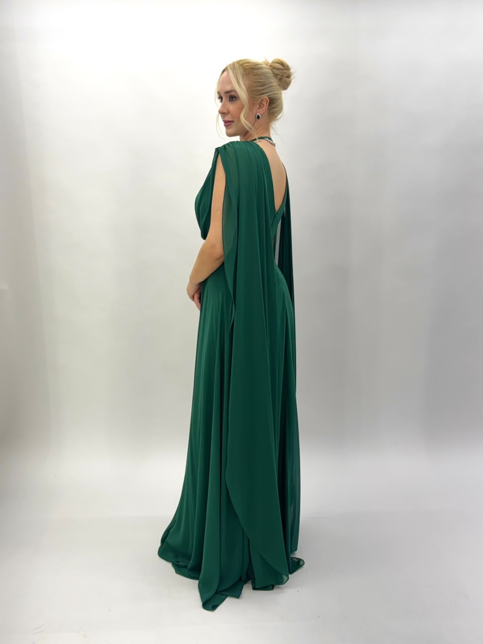 Vestido de Festa manga capa todo em chiffon com detalhe brilhoso  - COD 1017