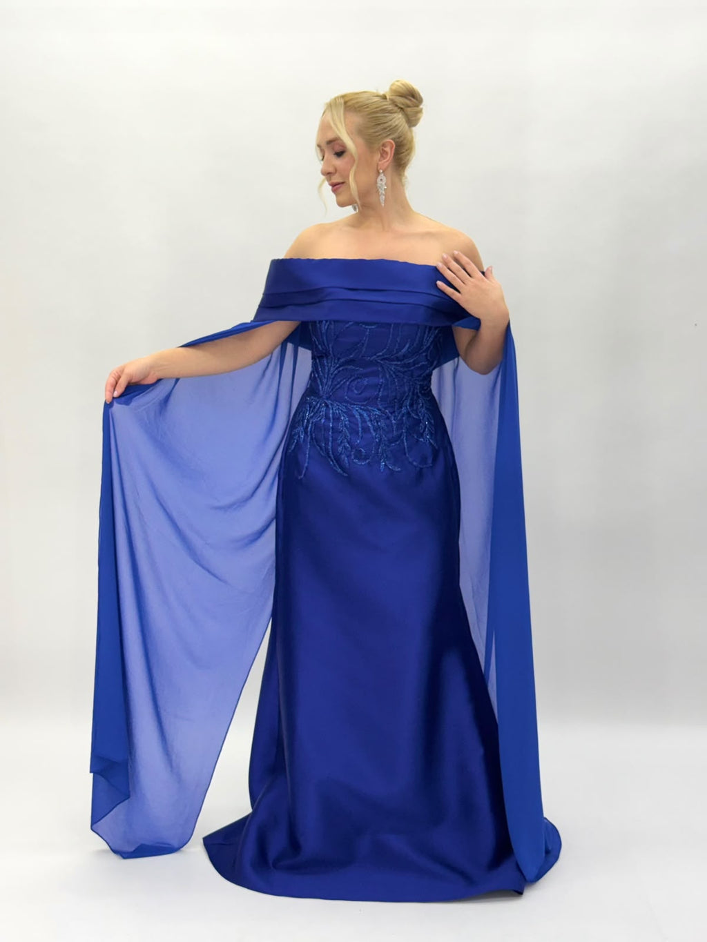 Vestido de Festa modelo ombro a ombro em zibeline bordado com capa - 6001