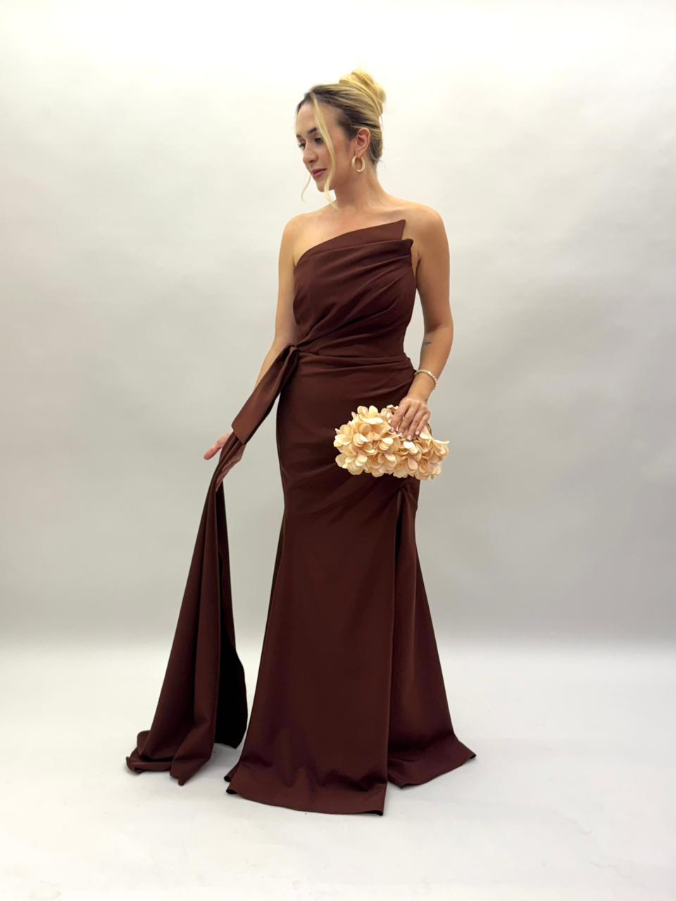 Vestido de festa em crepe tomara que caia com pontas assimetricas e fenda - COD 1010