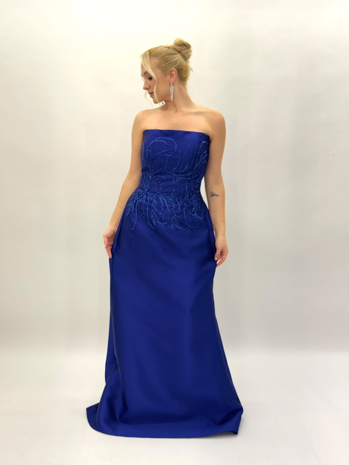 Vestido de Festa modelo ombro a ombro em zibeline bordado com capa - 6001