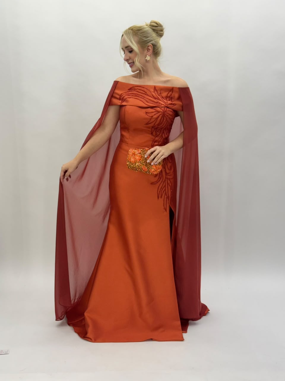 Vestido de Festa modelo ombro a ombro com capa em zibeline bordado - COD 6004