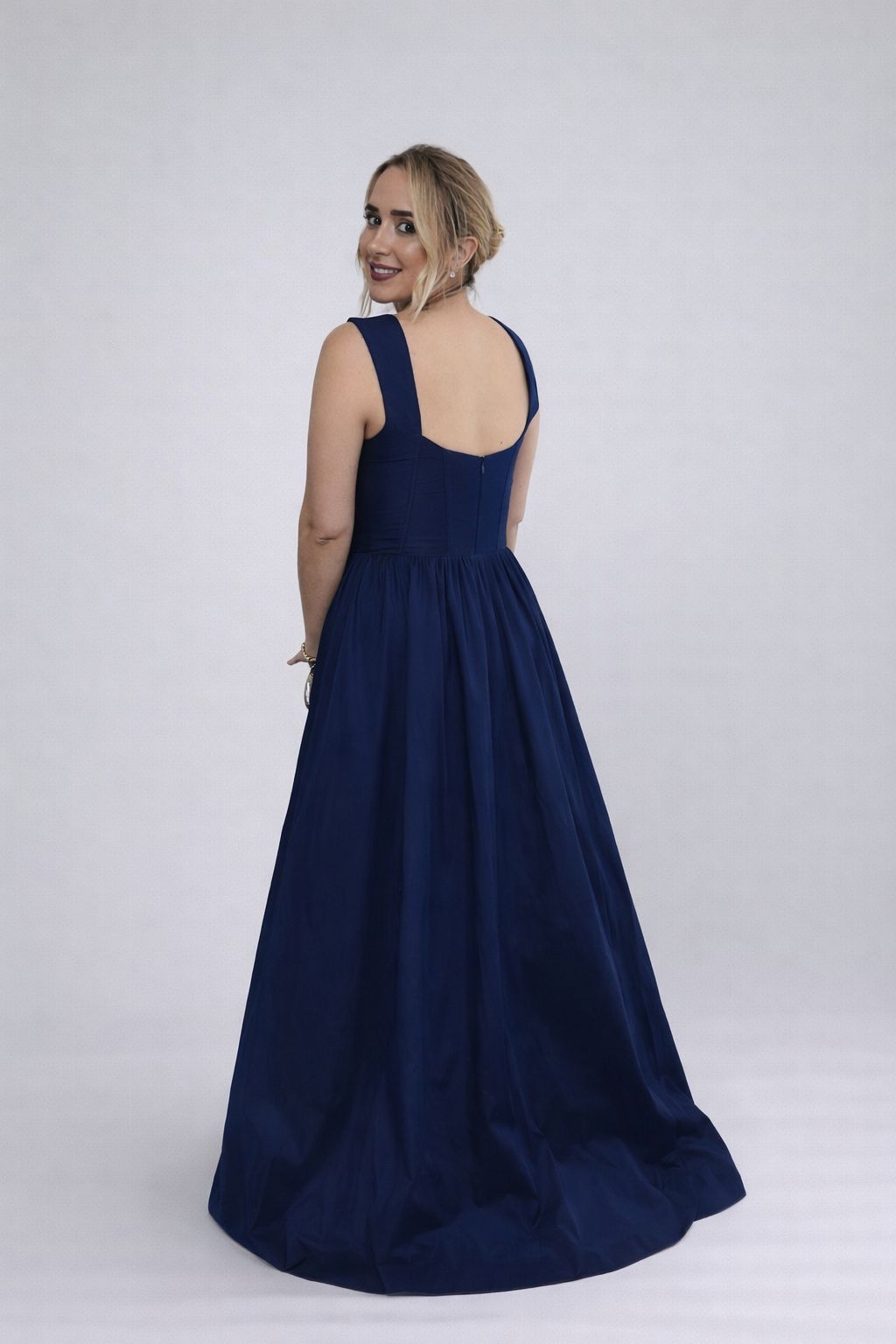 Vestido de festa com alças e decote princesa em tafetá - COD 1004