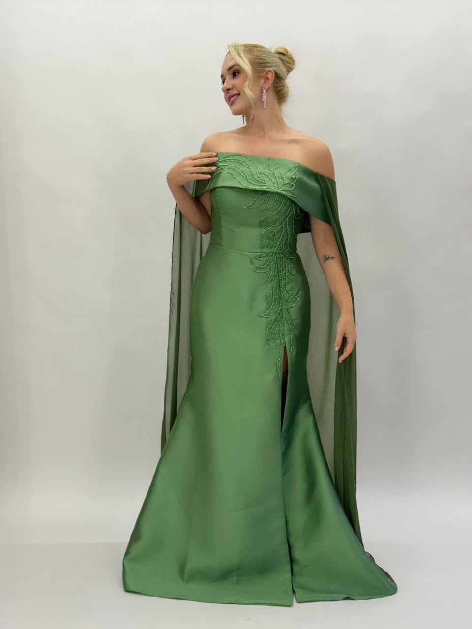 Vestido de Festa modelo ombro a ombro com capa em zibeline bordado - COD 6004