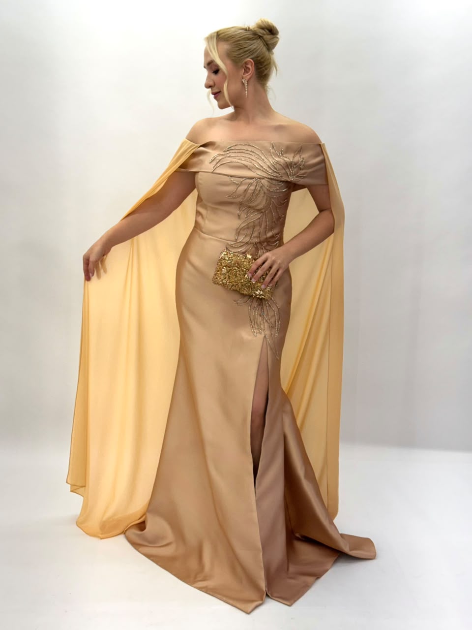 Vestido de Festa modelo ombro a ombro com capa em zibeline bordado - COD 6004
