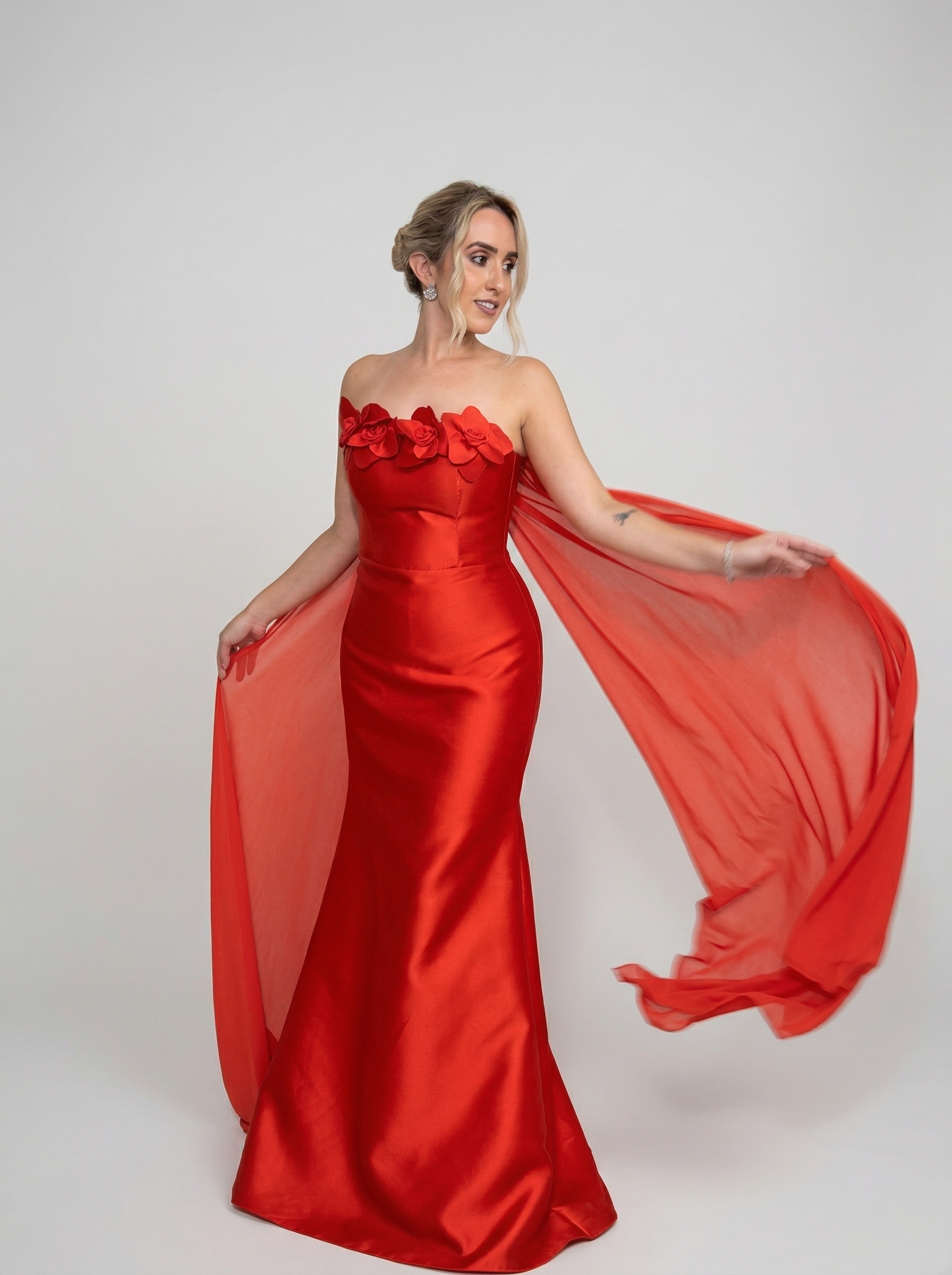 Vestido de festa em zibeline com aplicação de flores e capa - COD 1003