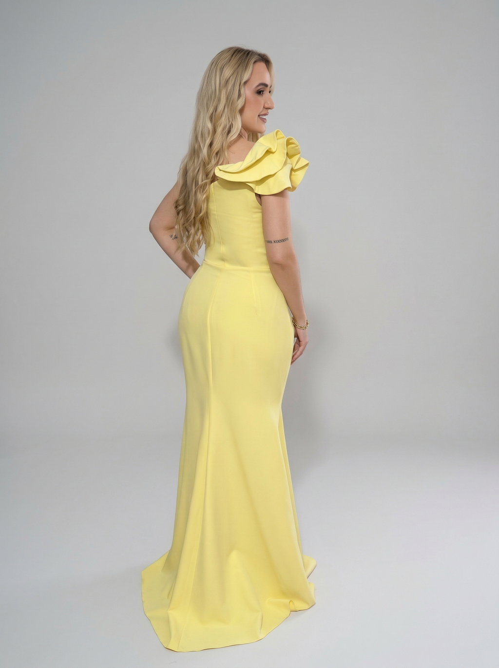 Vestido de festa modelo um ombro com babados semi sereia em crepe - COD 1016