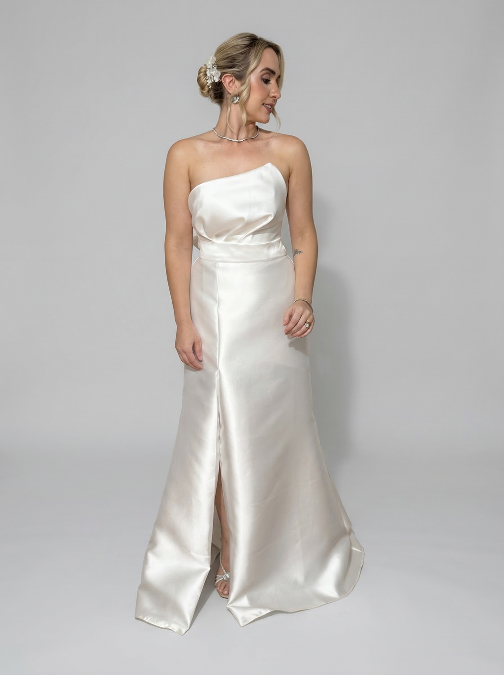 Vestido de Noiva em zibeline tomara que caia com decote assimetrico e fenda - COD 4005