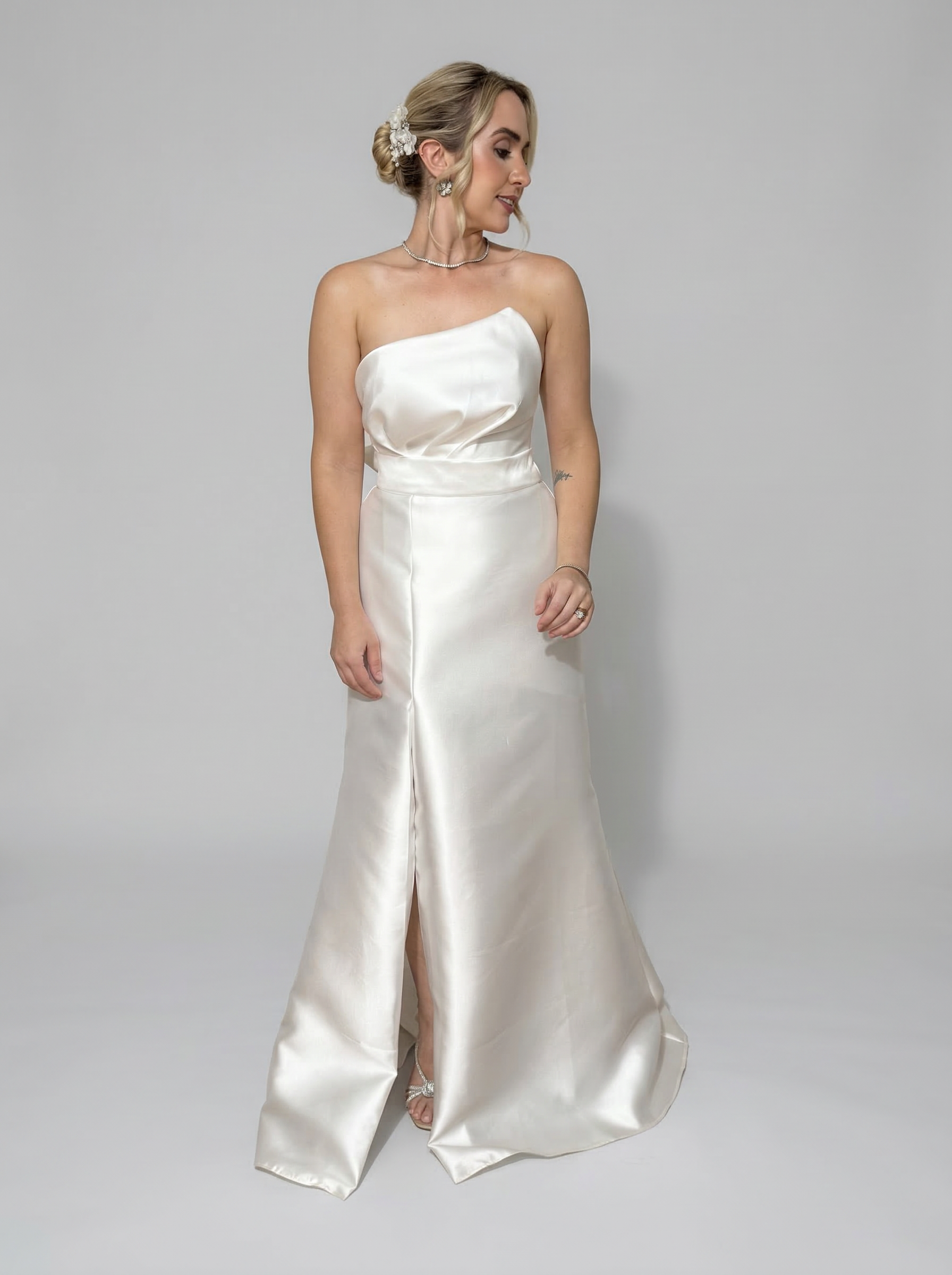 Vestido de Noiva em zibeline tomara que caia com decote assimetrico e fenda - COD 4005