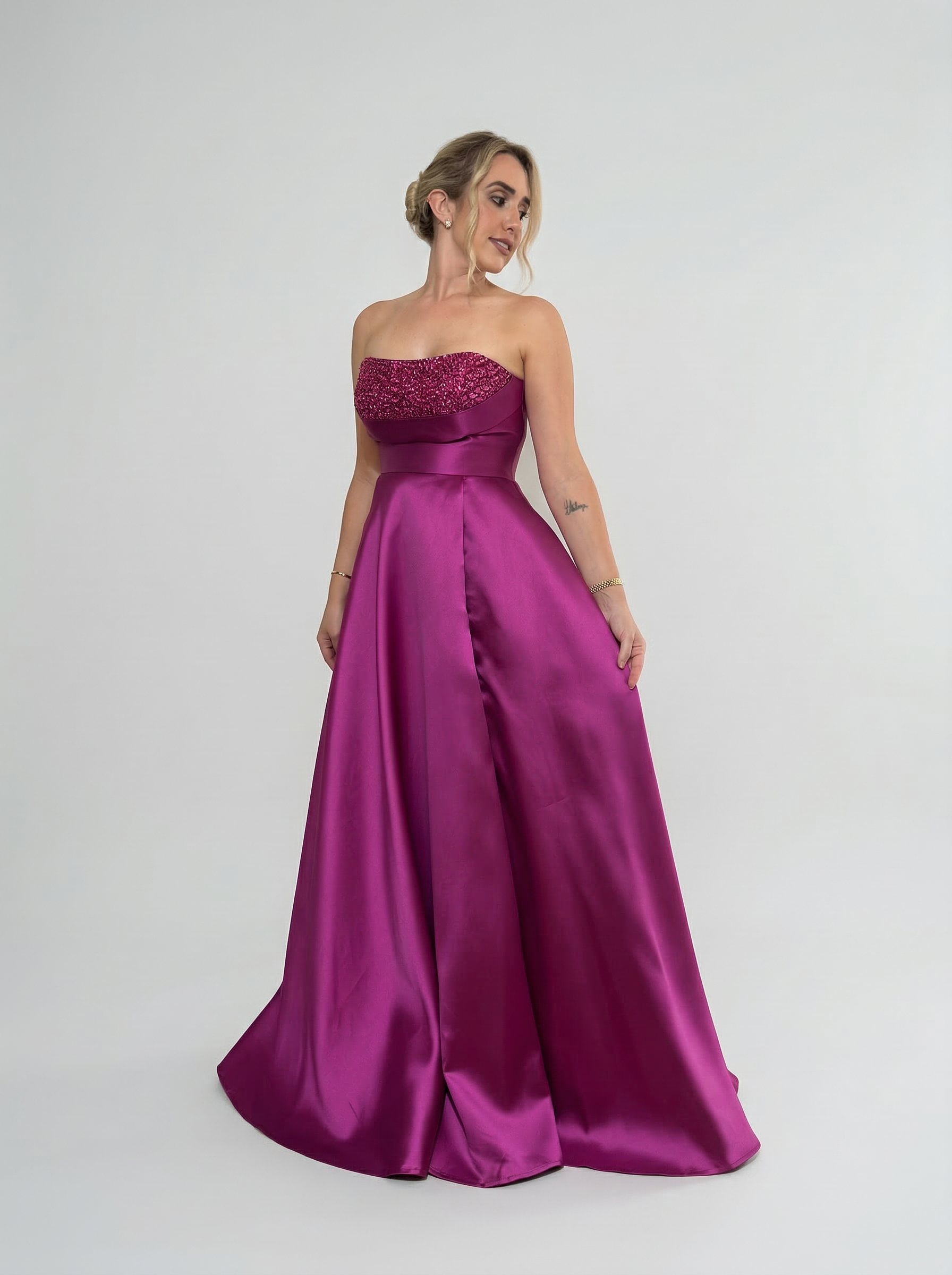 Vestido de festa tomara que caia em zibeline com busto bordado saia evase - COD 5008