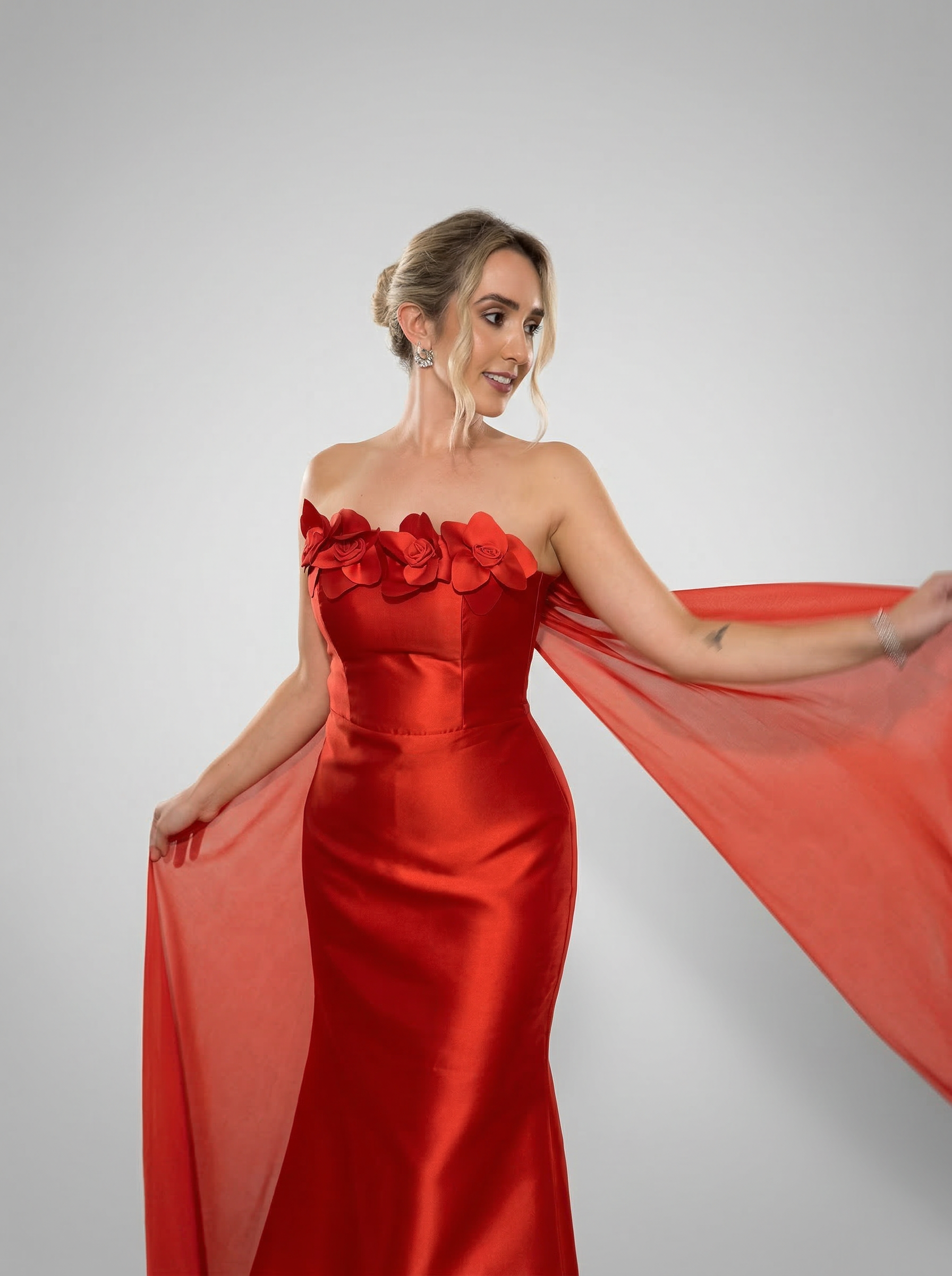 Vestido de festa em zibeline com aplicação de flores e capa - COD 1003