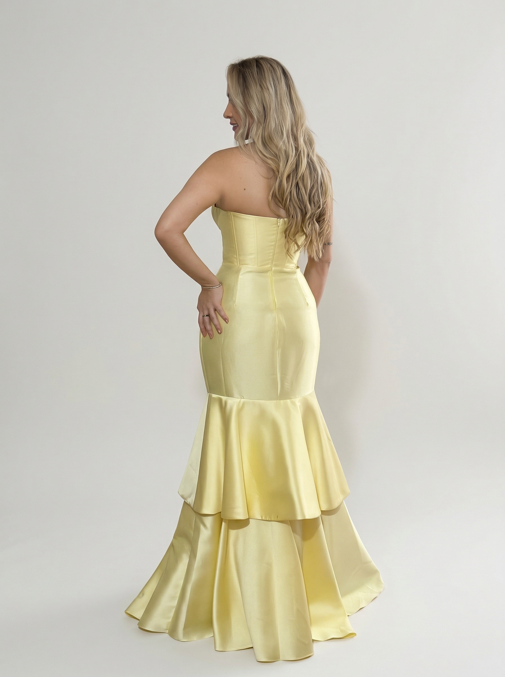 Vestido de festa tomara que caia sereia decote gatinho e saia em camadas - COD 1014