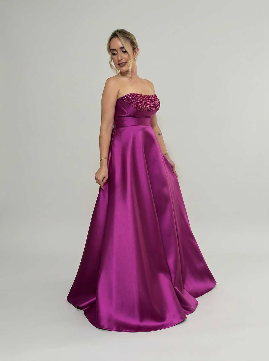 Vestido de festa tomara que caia em zibeline com busto bordado saia evase - COD 5008