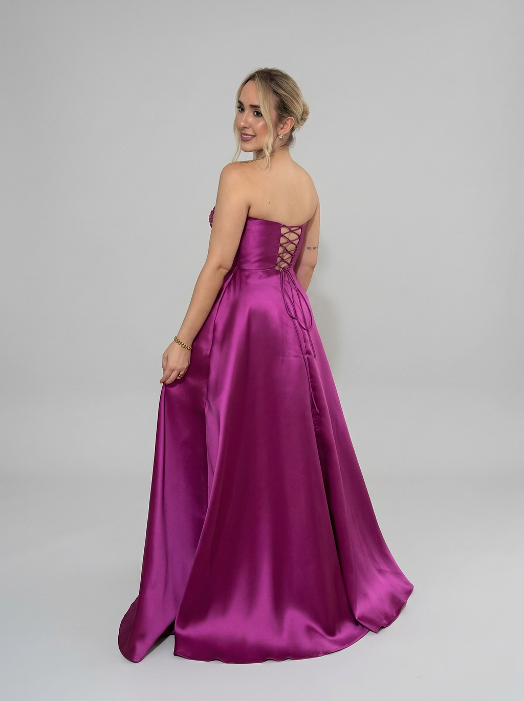 Vestido de festa tomara que caia em zibeline com busto bordado saia evase - COD 5008