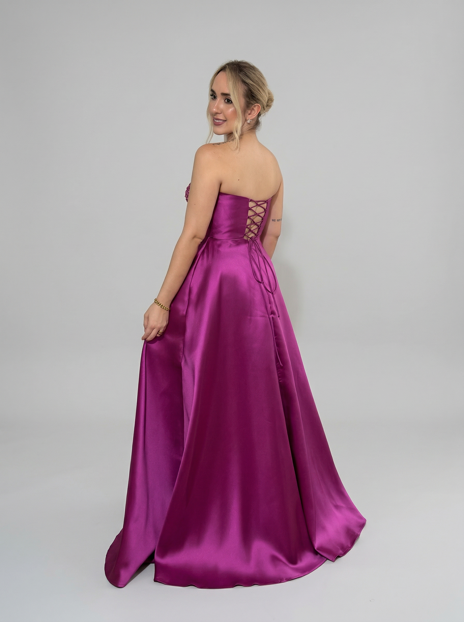 Vestido de festa tomara que caia em zibeline com busto bordado saia evase - COD 5008