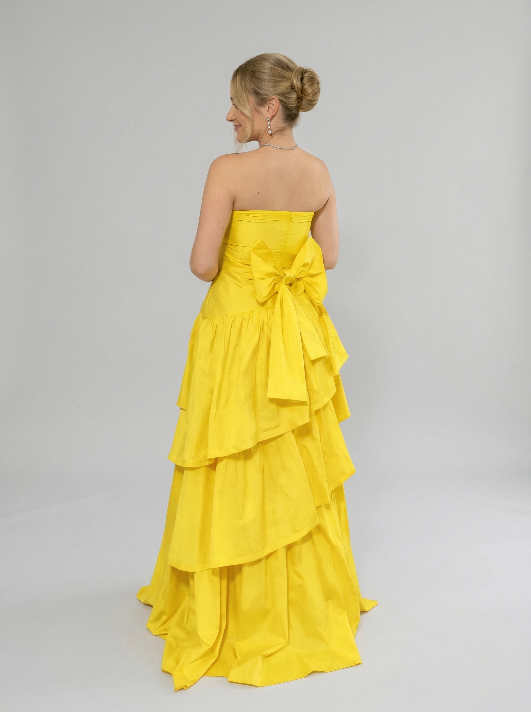 Vestido de Festa em tafetá com laço multiformas e saia em camadas - COD 1012