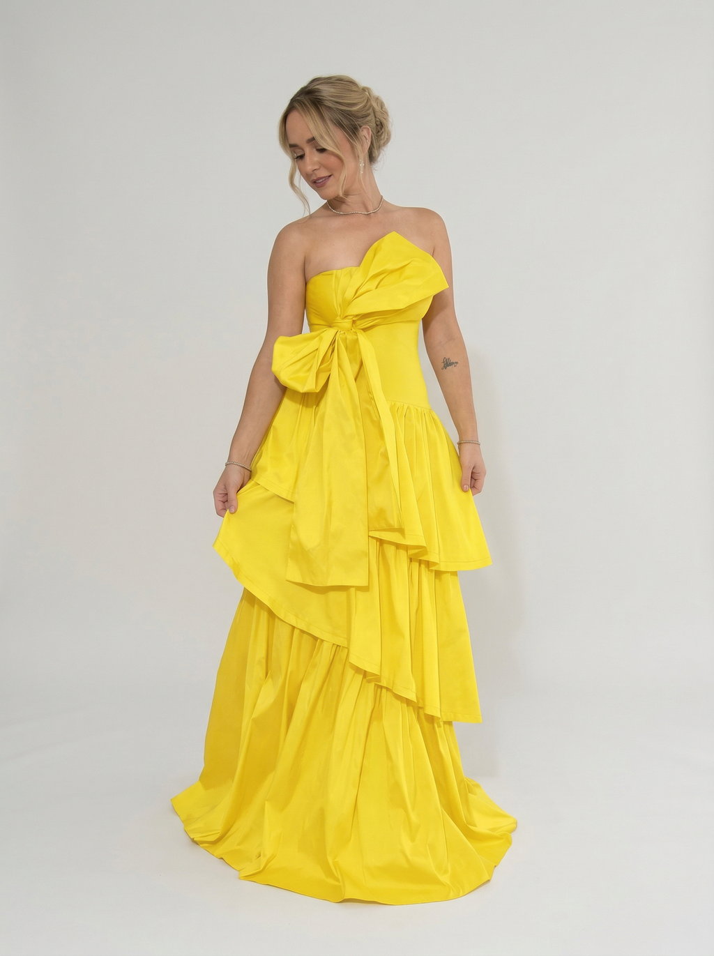 Vestido de Festa em tafetá com laço multiformas e saia em camadas - COD 1012