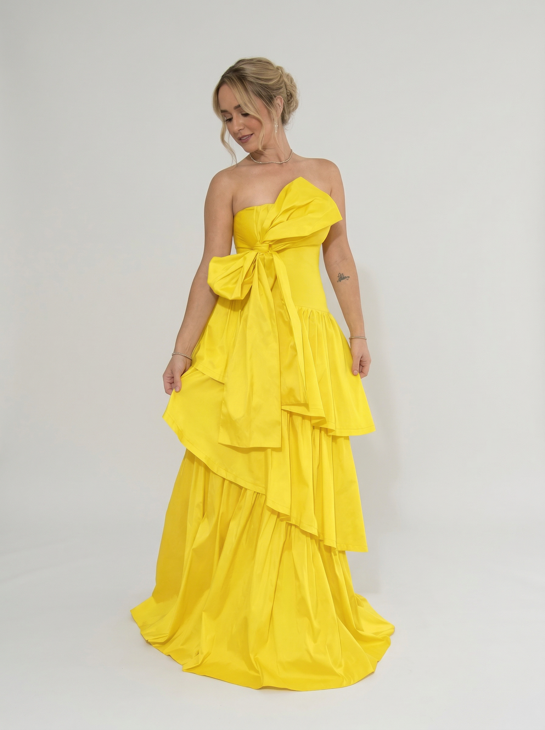 Vestido de Festa em tafetá com laço multiformas e saia em camadas - COD 1012