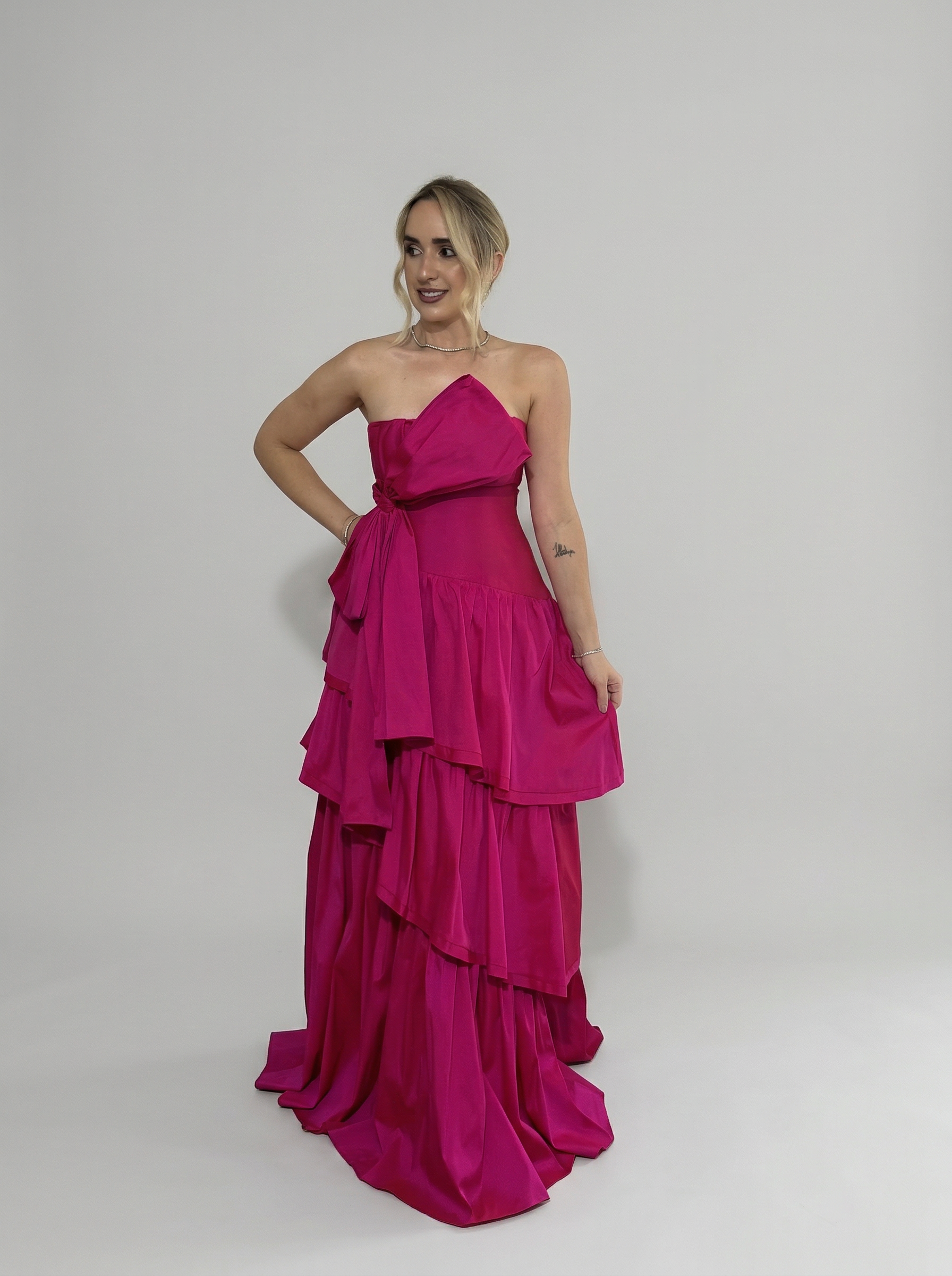 Vestido de Festa em tafetá com laço multiformas e saia em camadas - COD 1012