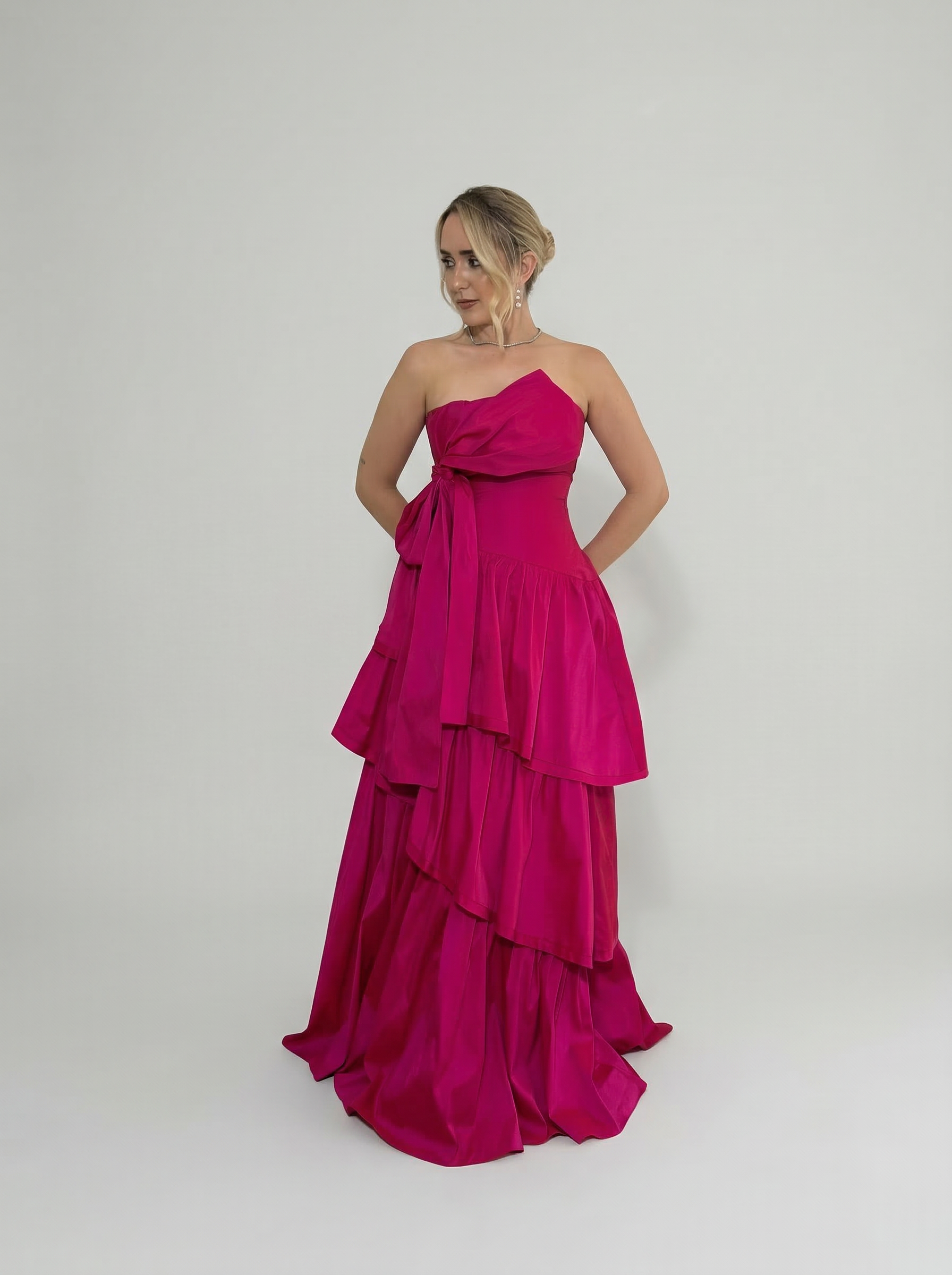 Vestido de Festa em tafetá com laço multiformas e saia em camadas - COD 1012