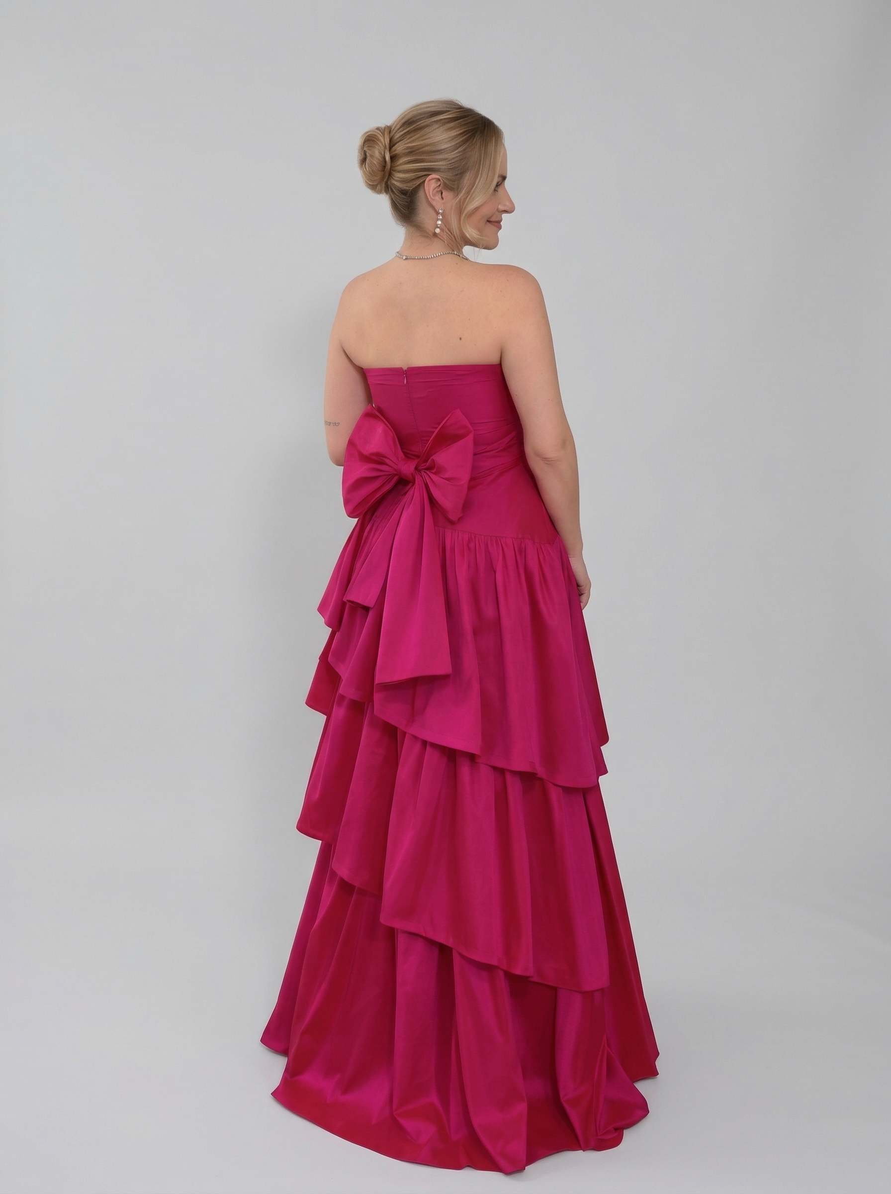 Vestido de Festa em tafetá com laço multiformas e saia em camadas - COD 1012