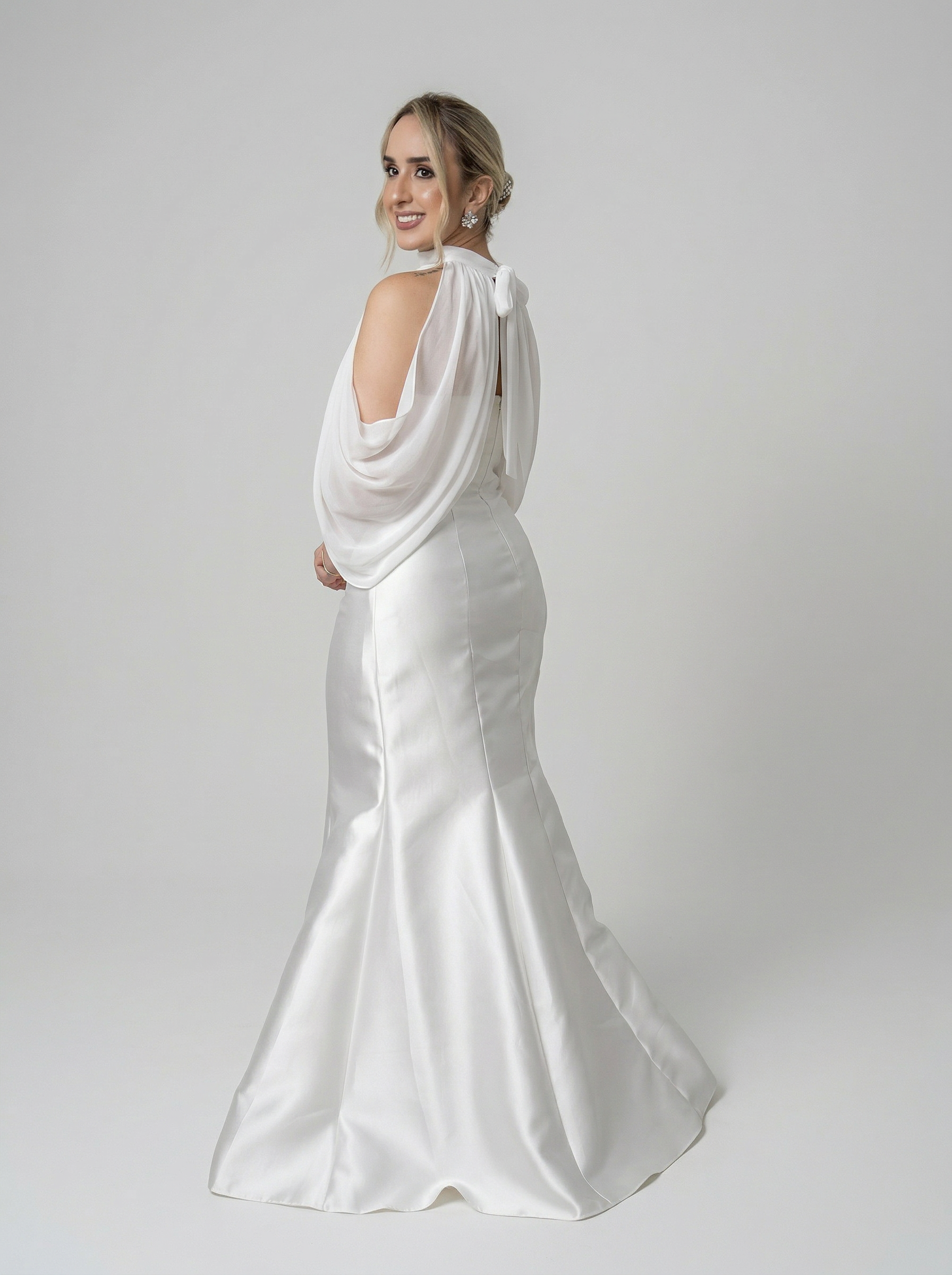 Vestido de noiva em zibeline semi sereira com capa removível - COD 4008