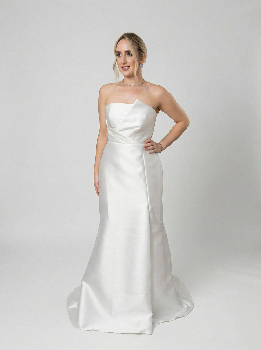 Vestido de noiva tomara que caia com decote de pontas assimetricas - COD 4003