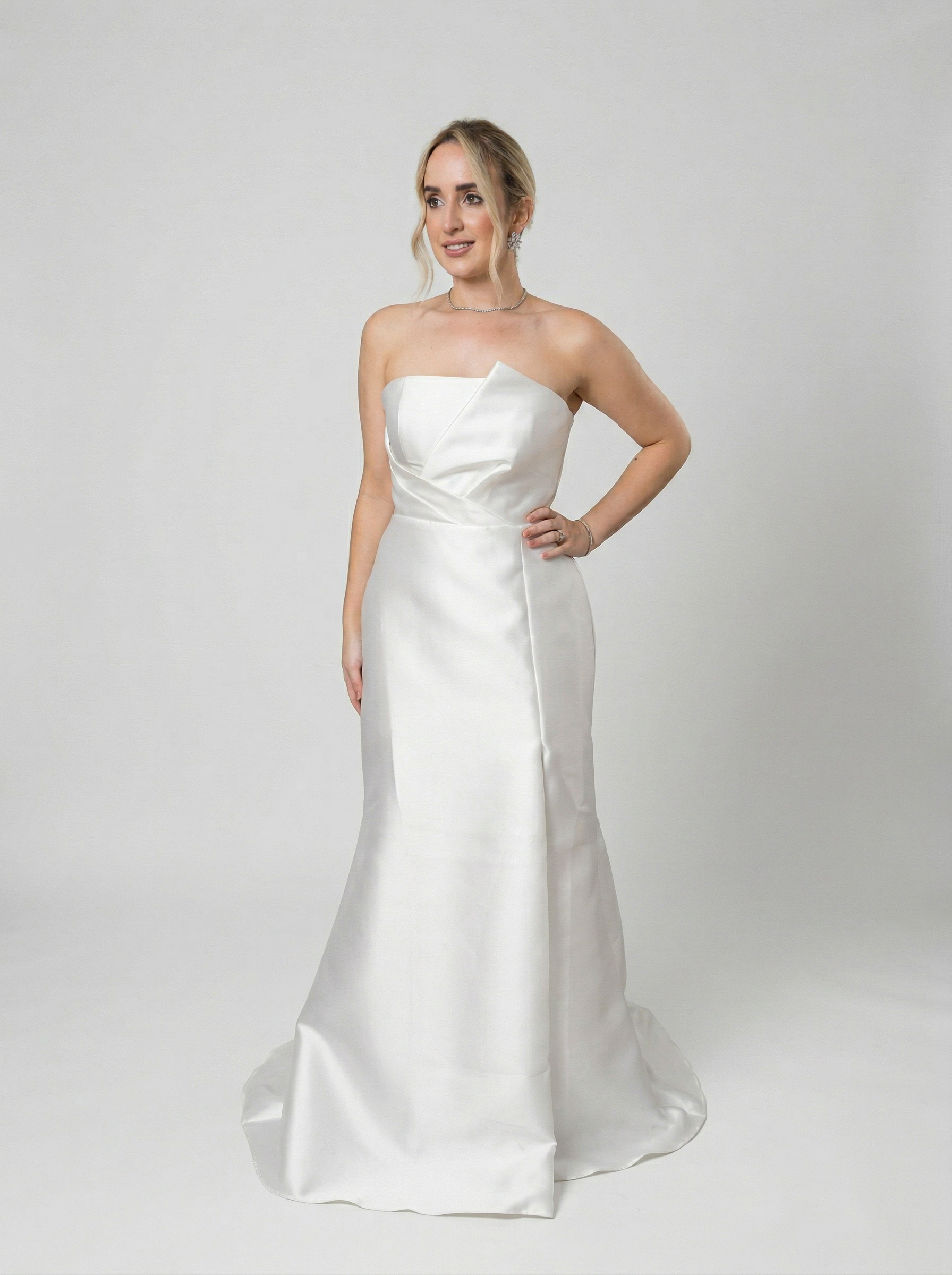 Vestido de noiva tomara que caia com decote de pontas assimetricas - COD 4003