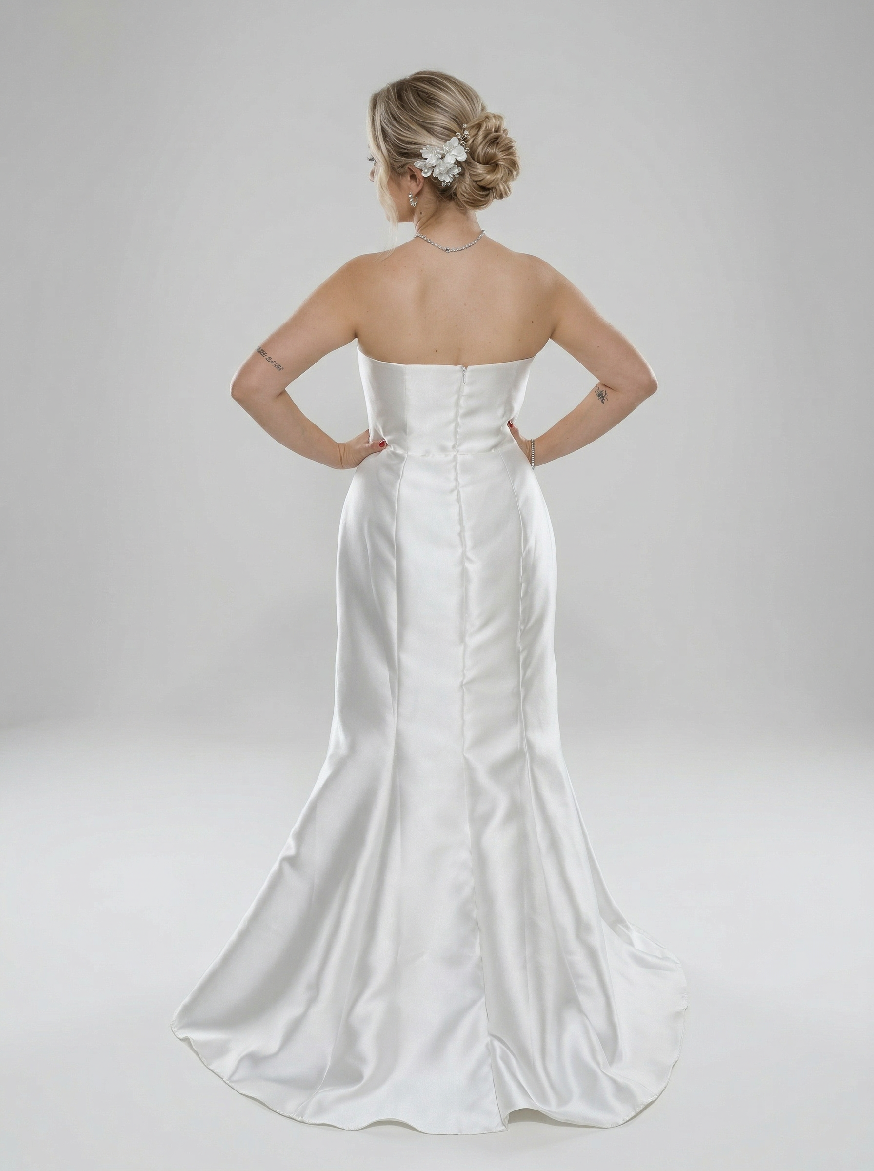 Vestido de noiva tomara que caia com decote de pontas assimetricas - COD 4003