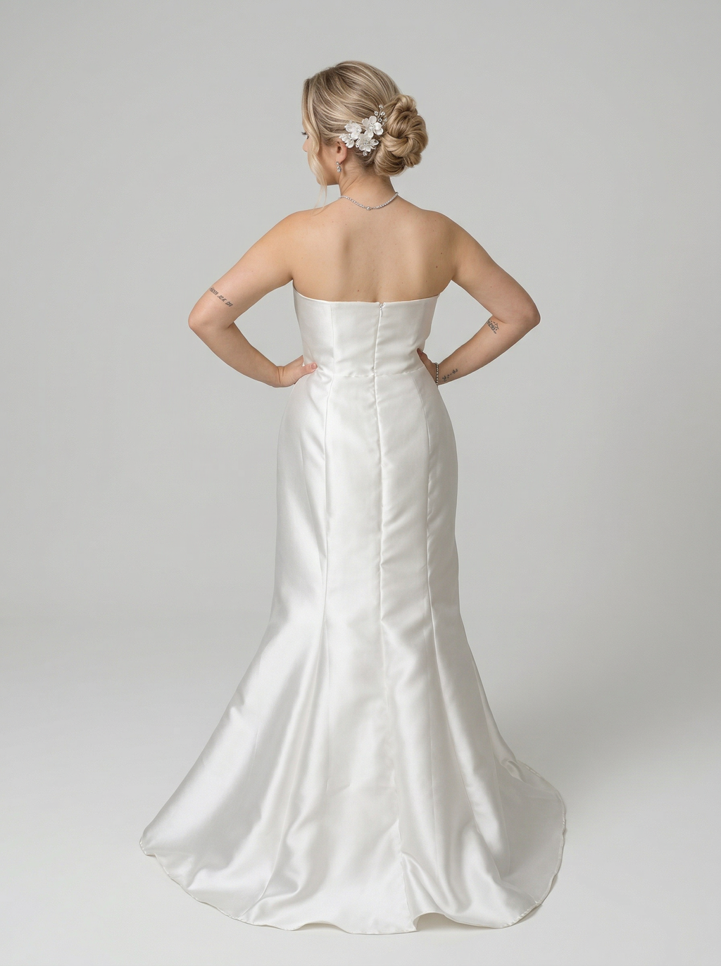 Vestido de Noiva em zibeline tomara que caia com decote assimetrico e fenda - COD 4005
