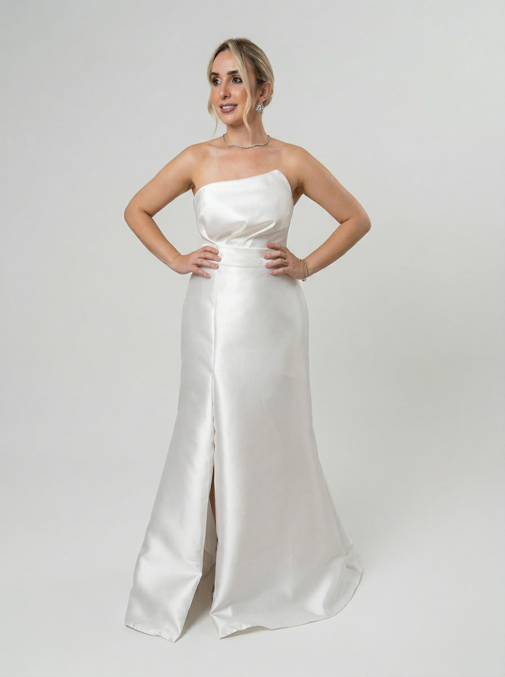Vestido de Noiva em zibeline tomara que caia com decote assimetrico e fenda - COD 4005