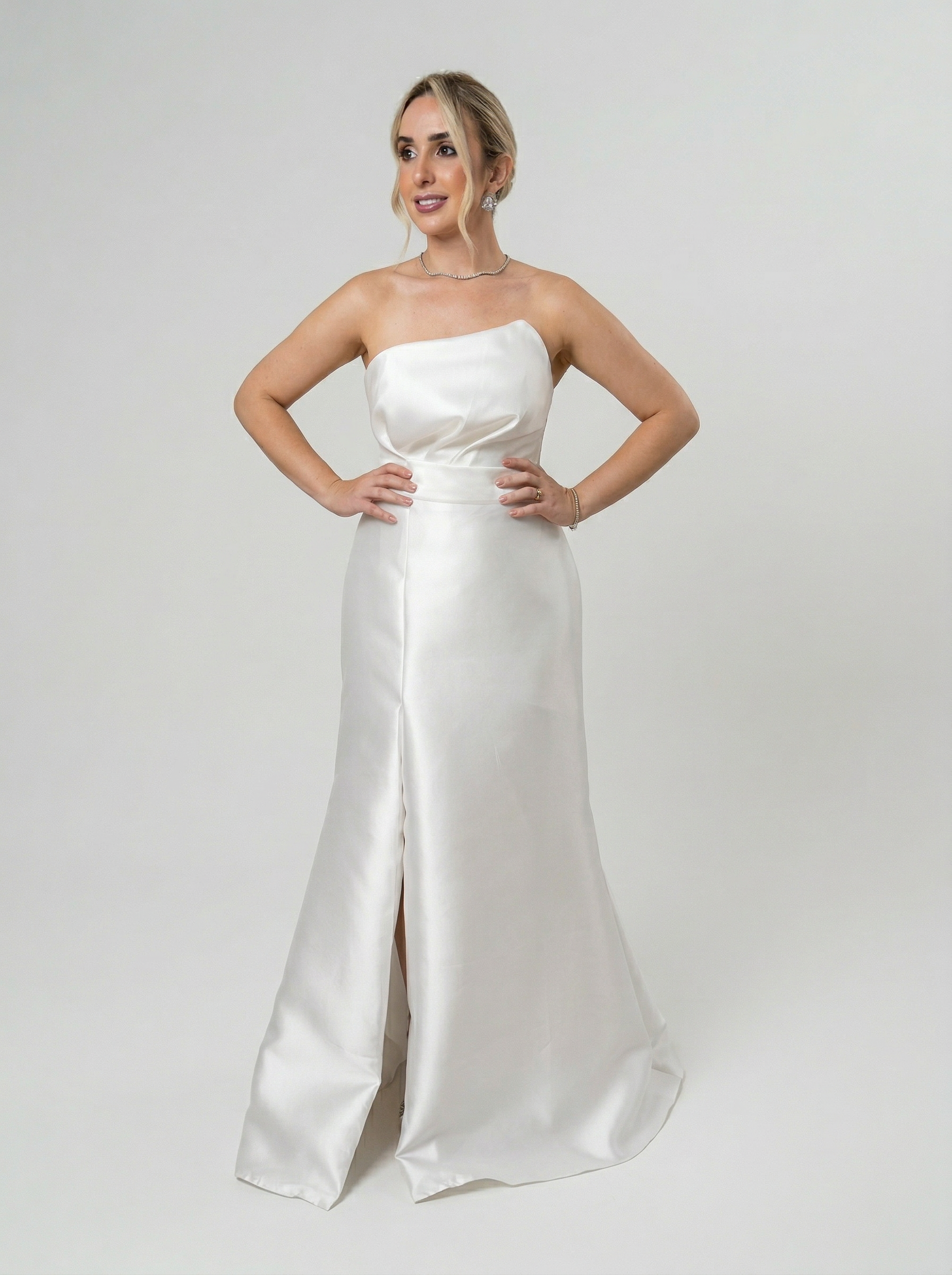 Vestido de Noiva em zibeline tomara que caia com decote assimetrico e fenda - COD 4005
