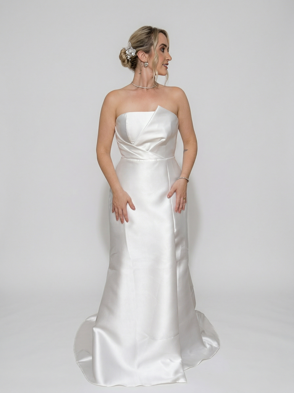 Vestido de noiva tomara que caia com decote de pontas assimetricas - COD 4003