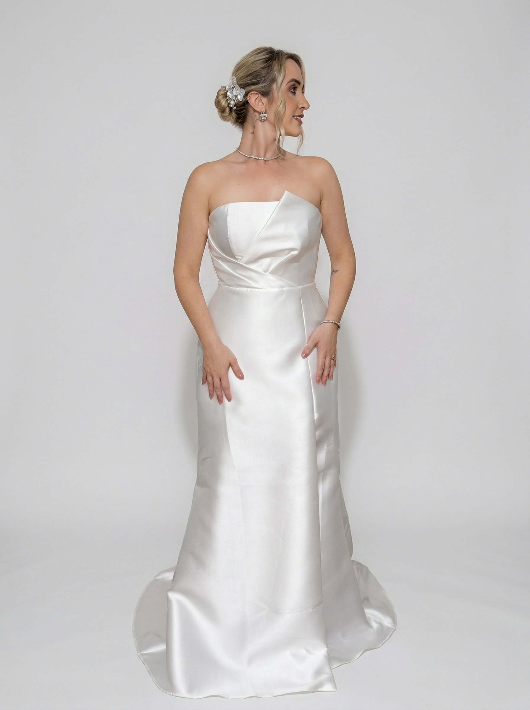 Vestido de noiva tomara que caia com decote de pontas assimetricas - COD 4003